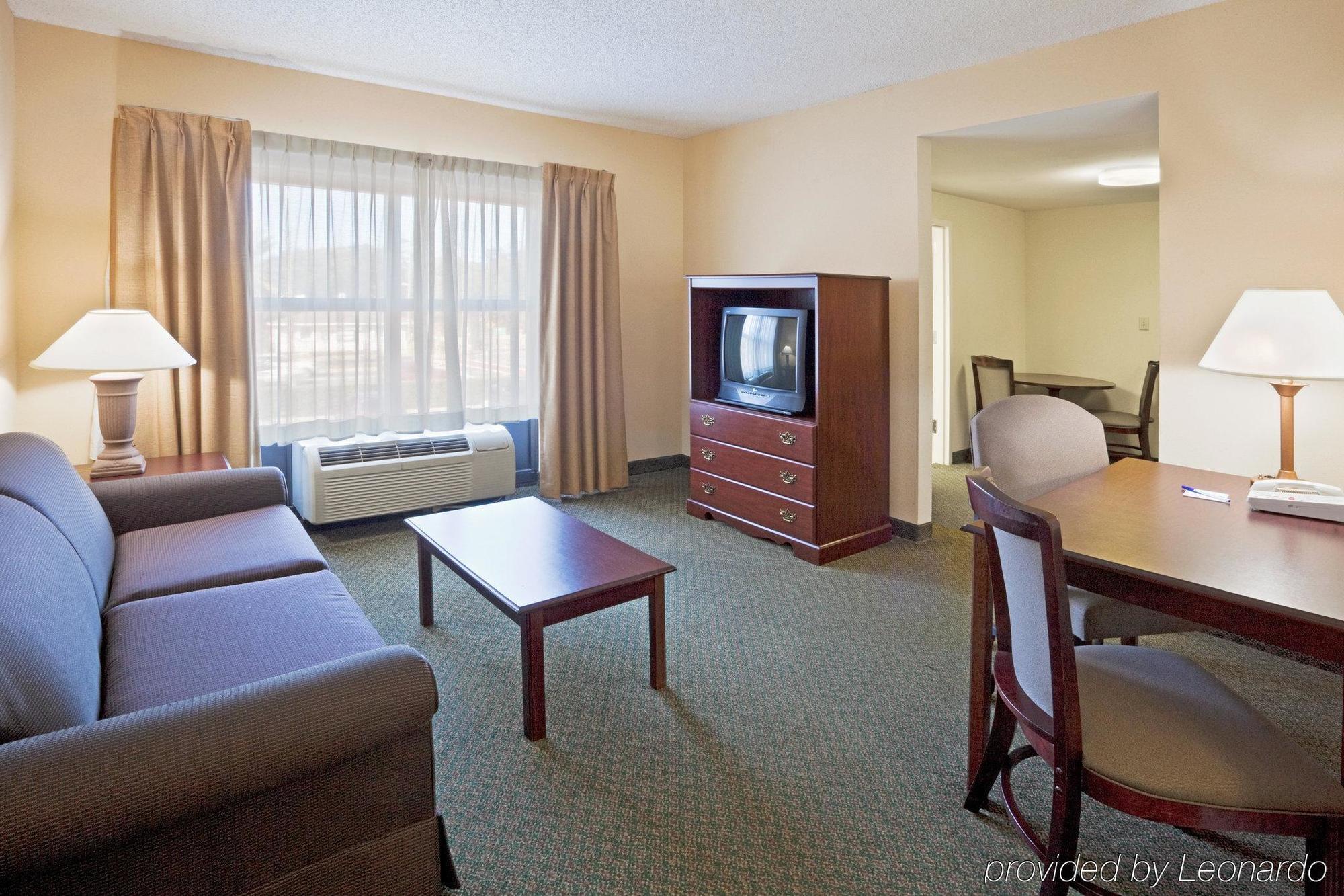 Holiday Inn Express & Suites Clearwater North/Dunedin Room photo