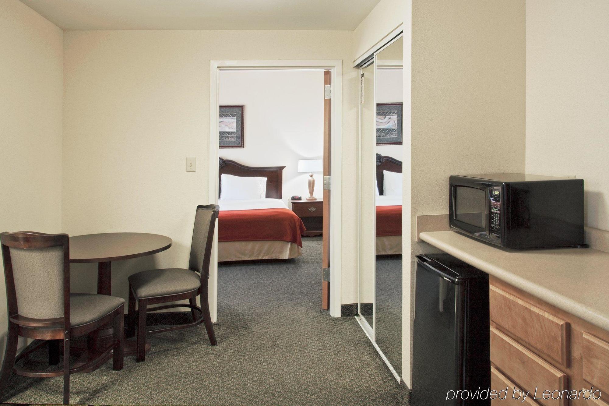 Holiday Inn Express & Suites Clearwater North/Dunedin Room photo